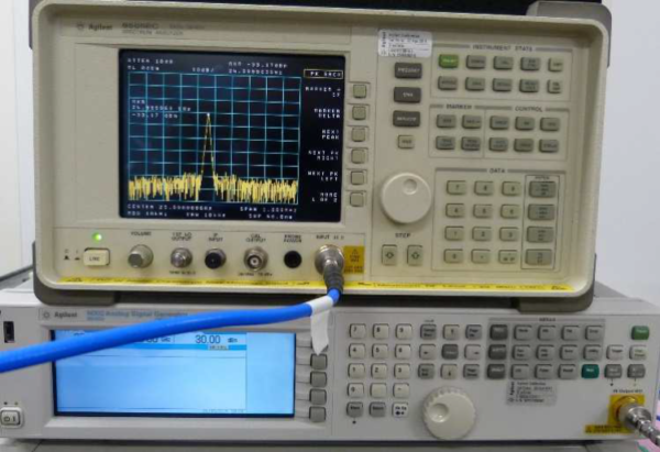 e générateur RF et l’analyseur de spectre Blindage-CEM